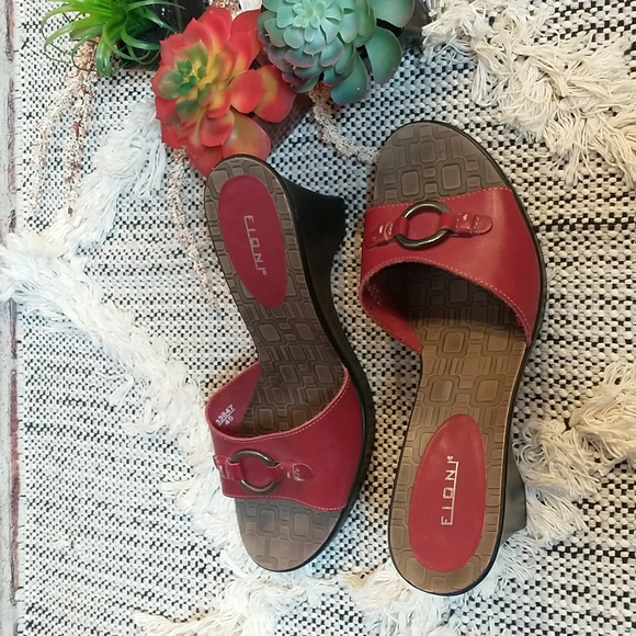 Fioni Red Leather Slide Heeled Sandals With Gold Color Metal Loop On Vamp - Picture 8 of 9